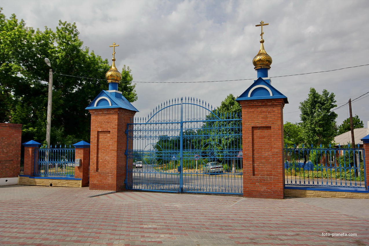 Центральные ворота Свято-Покровского храма