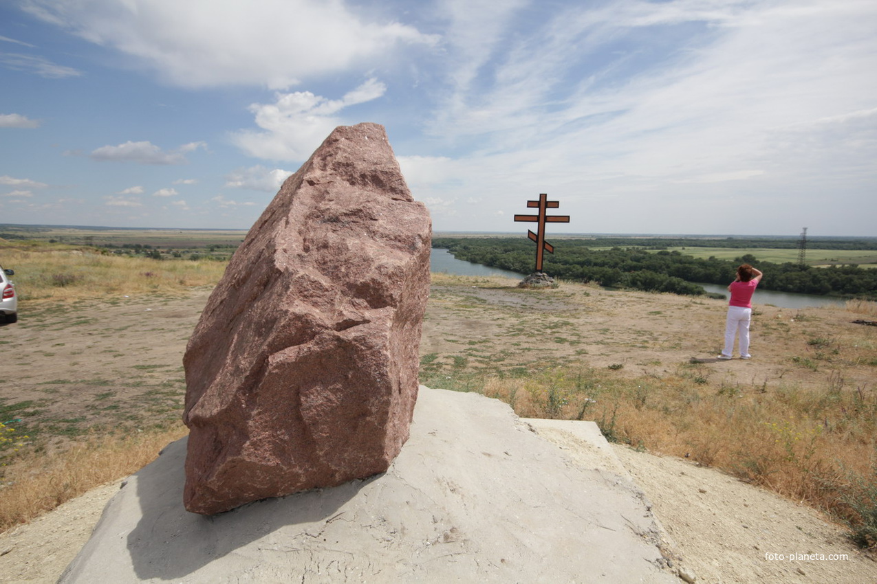 Памятный знак у поклонного креста