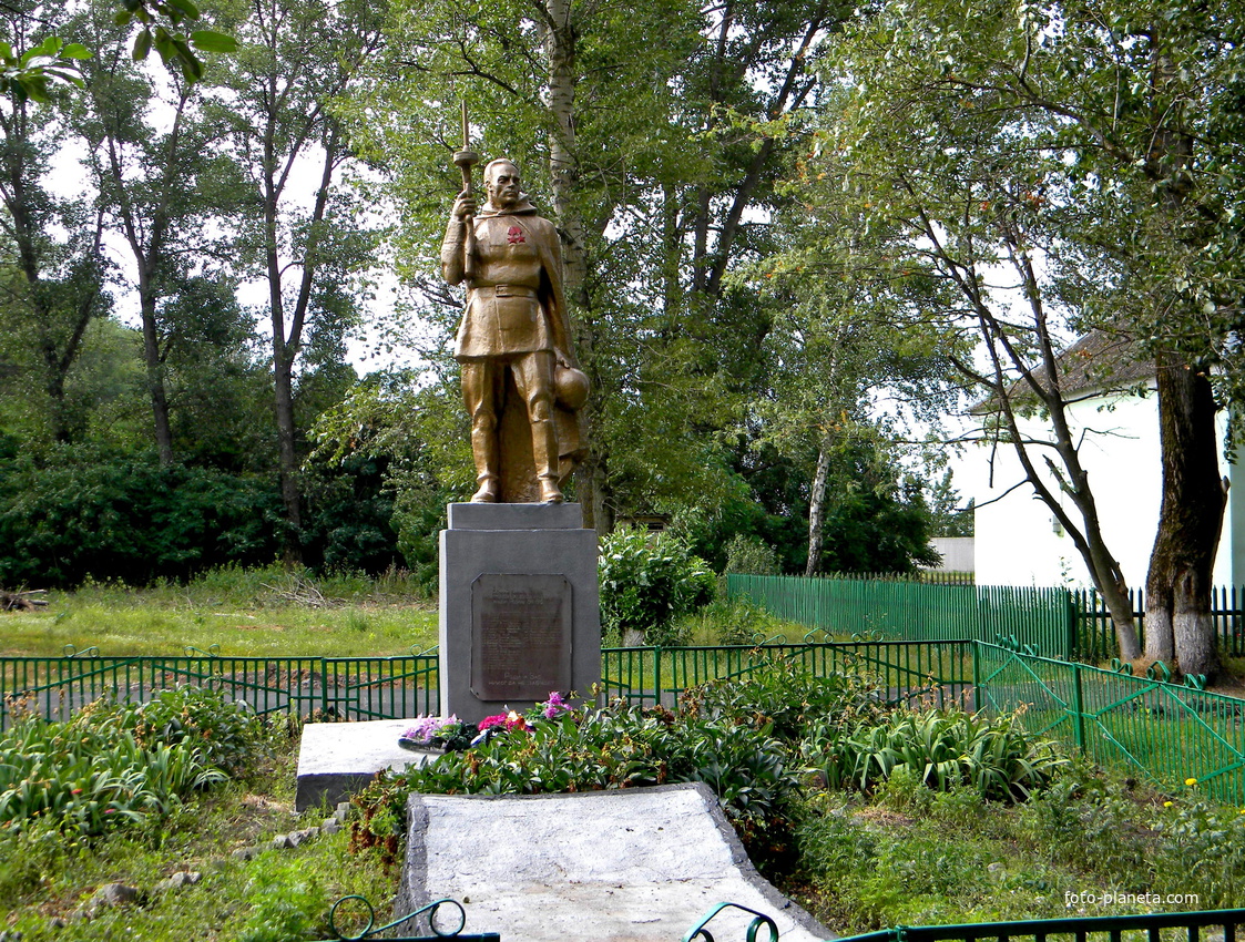 Памятник на братской могиле в селе Дубовица