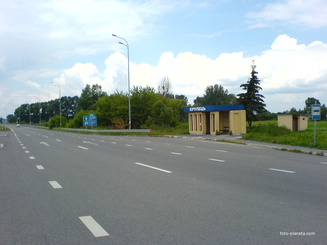 Зупинка автобусів в сторону Львова і Тернополя.
