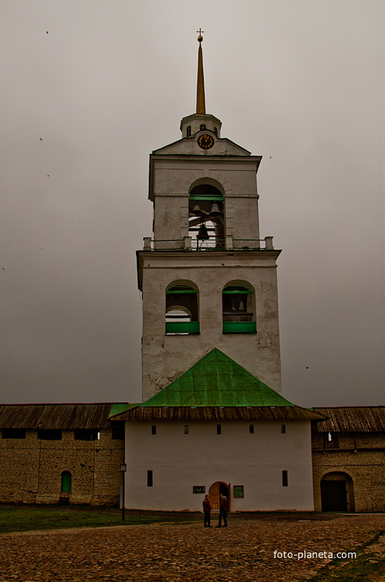 Вид на колокольню Свято-Троицкого собора