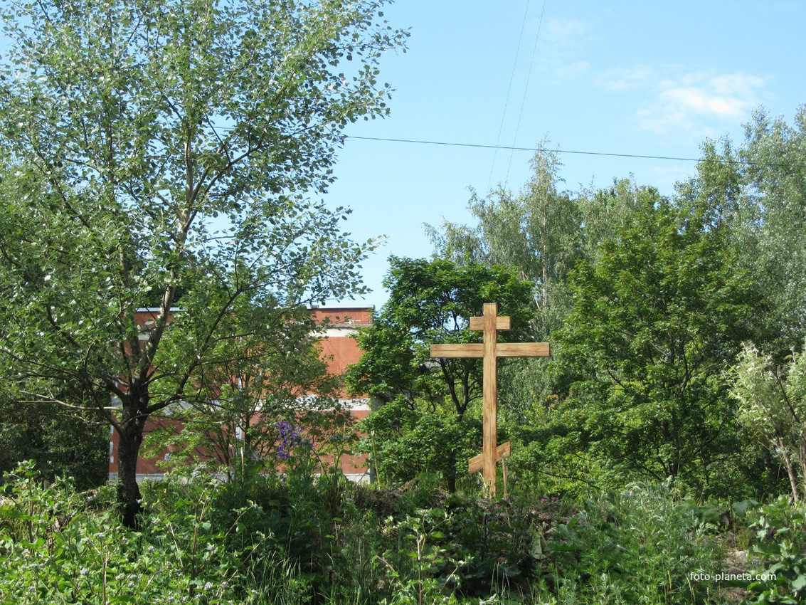 Ново-Александровская улица, памятный крест об утраченной церкви