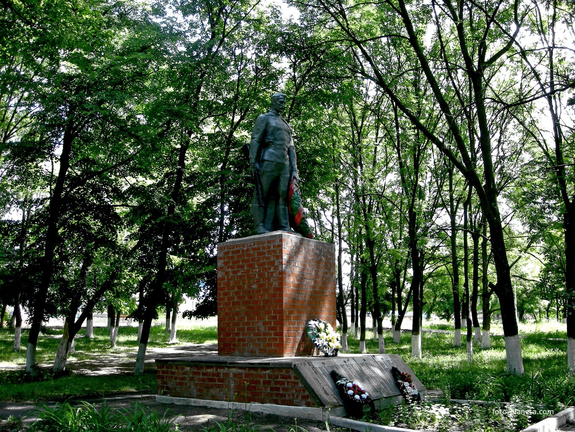 Памятник на братской могиле воинов Советской Армии