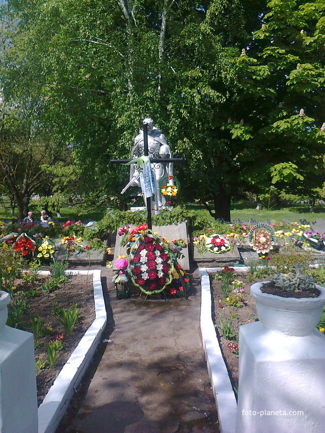 Пам&quot;ятник Невідомого солдата в смт.Сенкевичівка 9 травня 2014 року