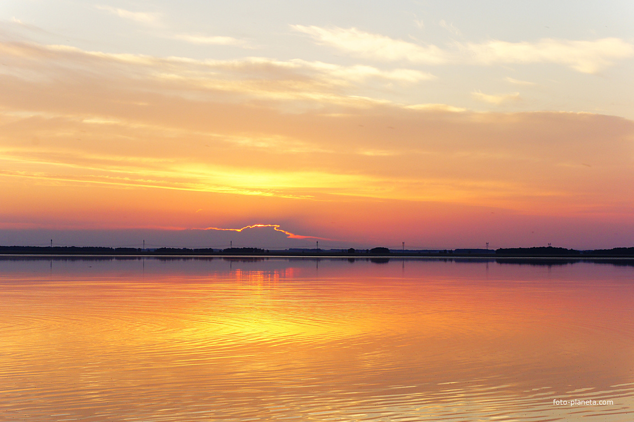 Солнце  каждый  вечер &quot;приземляется&quot;  за  озером Мормышанским.