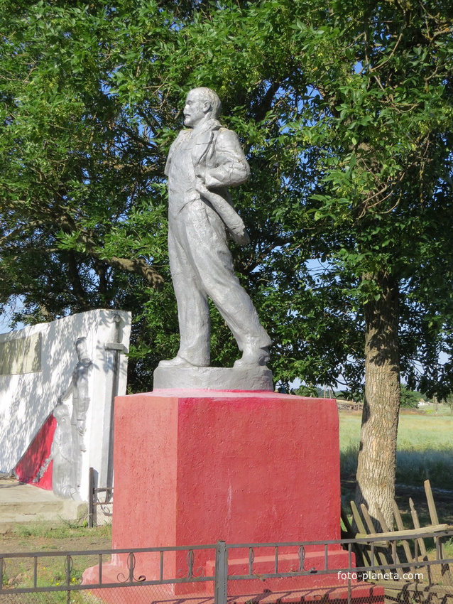 Памятник Ленину и мемориал воинам ВОВ