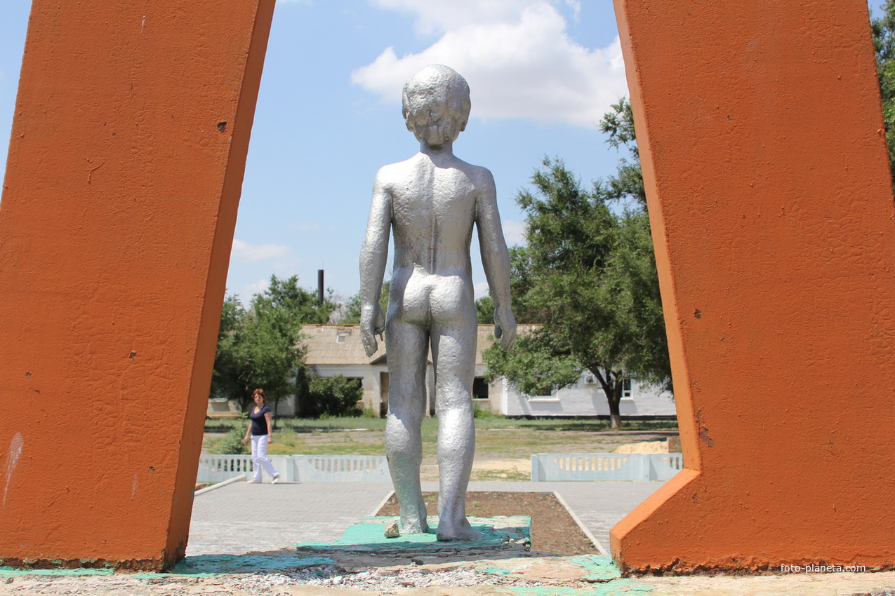 Скульптура мальчика на мемориале