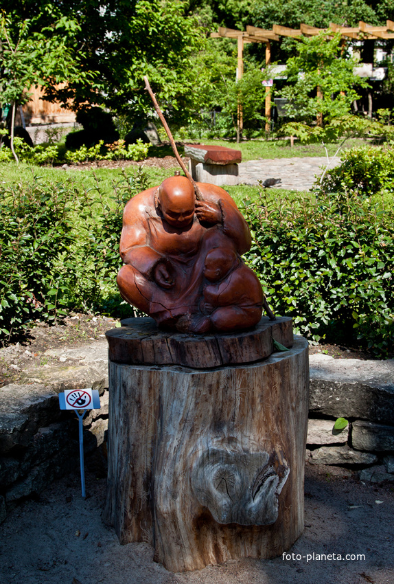 Фигуры возле Японского сада
