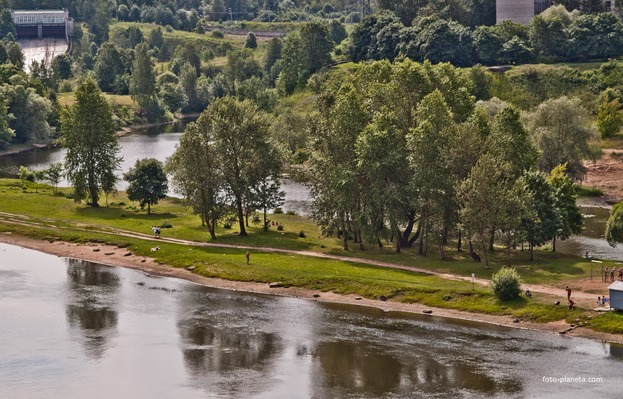Вид на эстонский берег реки Нарвы