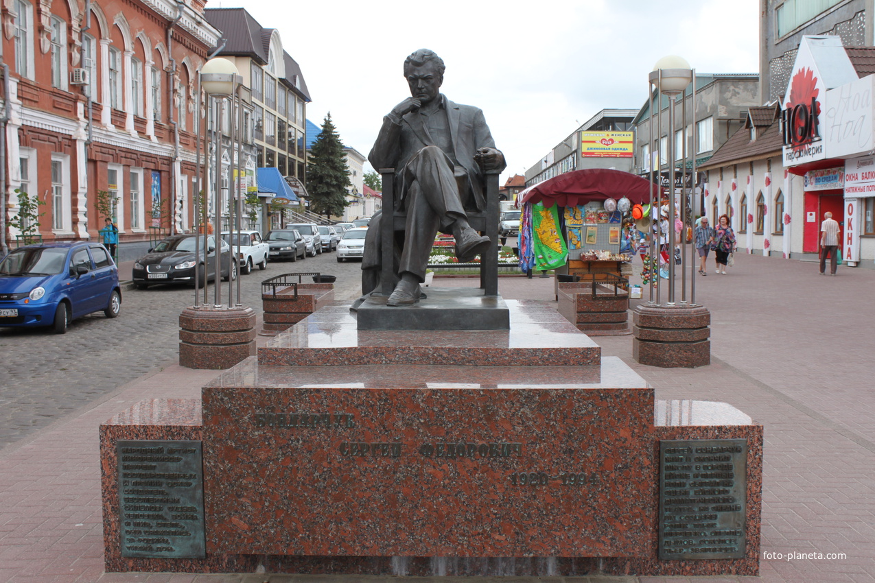 Ейск. Памятник актеру и режиссеру Сергею Бондарчуку.