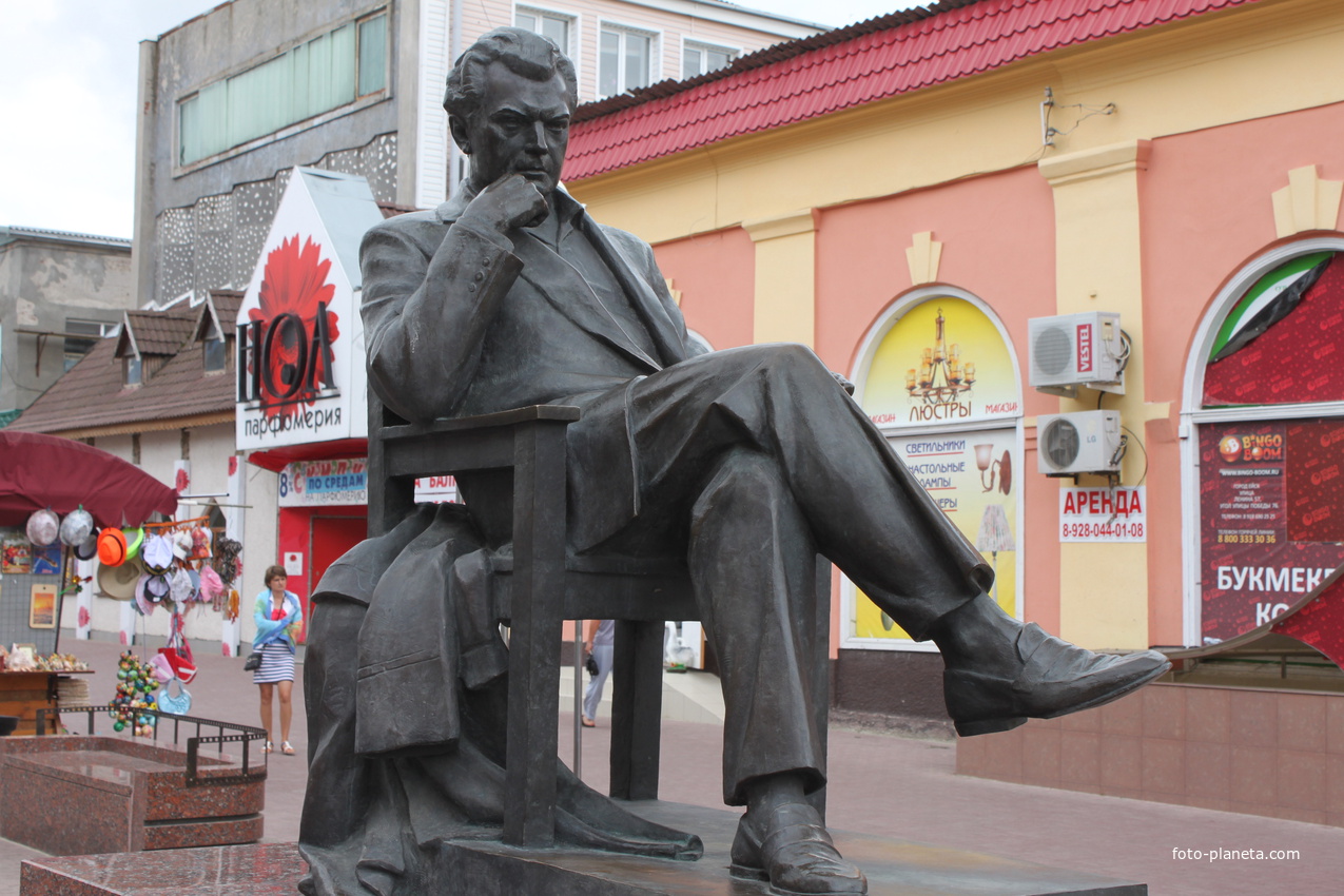 Ейск. Памятник актеру и режиссеру Сергею Бондарчуку.