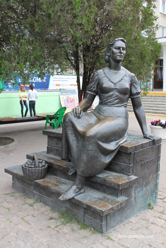 Ейск. Памятник актрисе Нонне Мордюковой.