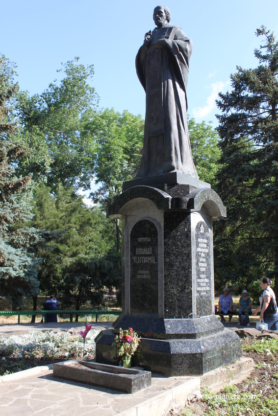 Ейск. Памятник Николаю Чудотворцу.