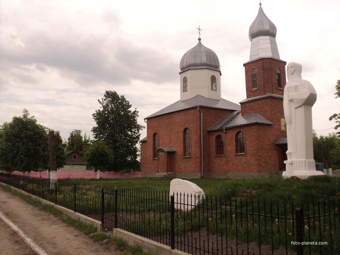 Церква св.Миколая та Братська могила