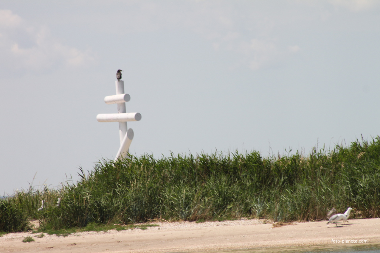 Ейск. Крест на острове Ейская Коса.