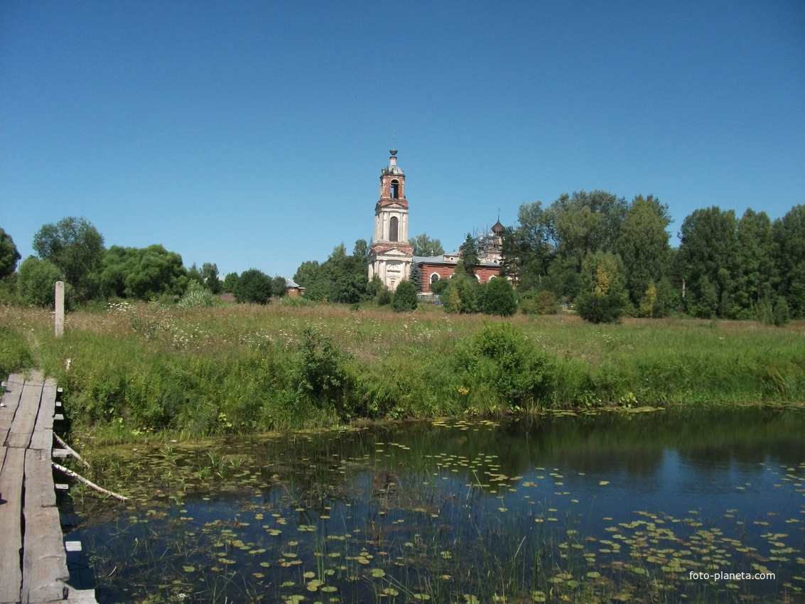 Церковь в селе  Николо Ям, вид с реки Б.Пудица 27.07.2014
