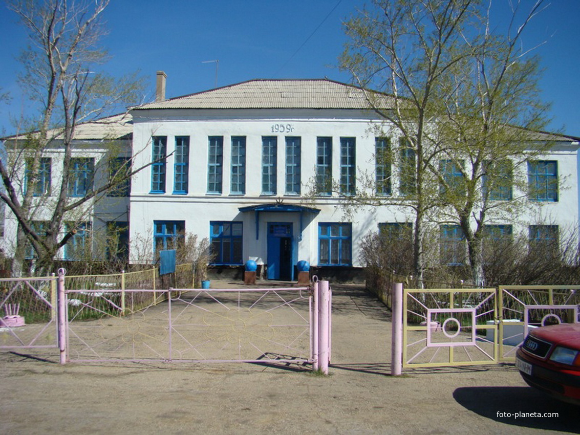 Богембаевская средняя школа. Была построена в 1959 году.