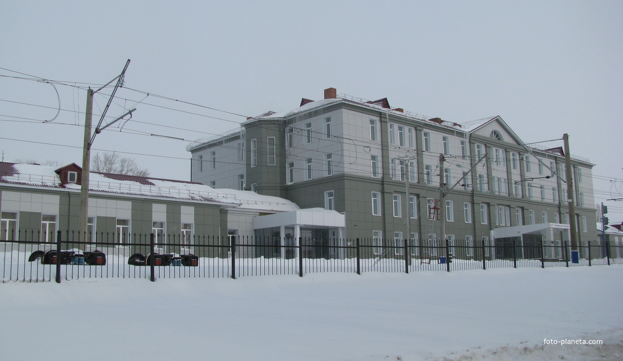 Бывшая узловая больница. Ныне учебный центр Жел. дороги.