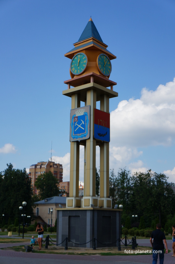 Сквер поколений, башня с часами с боем и гимном России