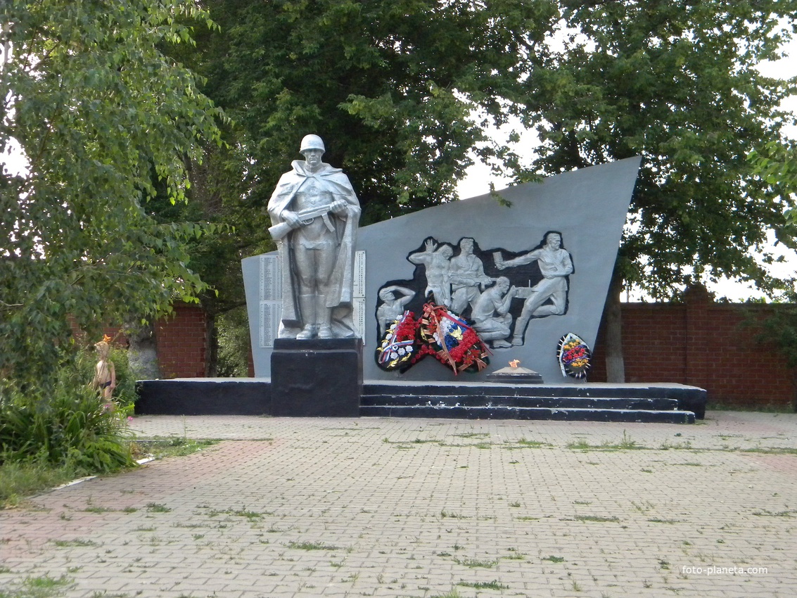 Памятник на братской могиле 84 воинов Советской Армии