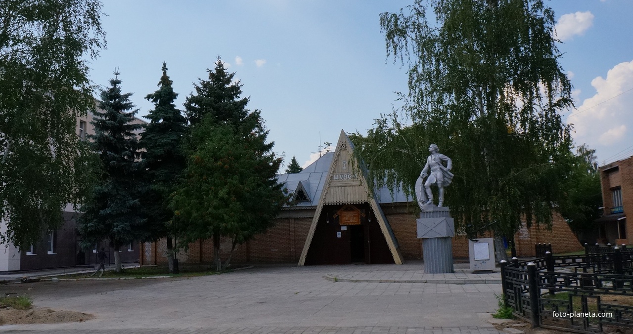 Историко-краеведческий музей, памятник Петру Первому