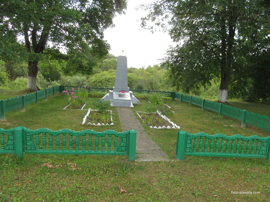 Братская могила в деревне Морино.