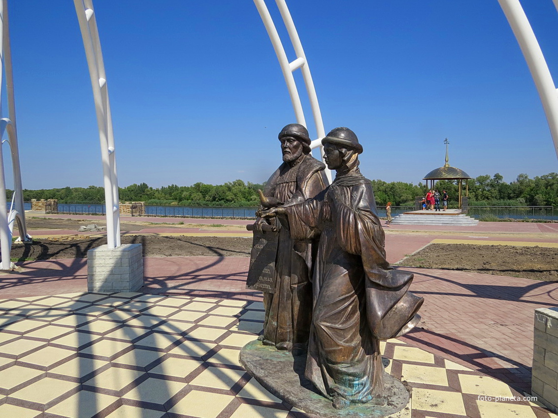Памятник Петру и Февронии на набережной