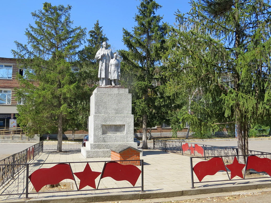 Памятник комсомольцам-подпольщикам на братской могиле
