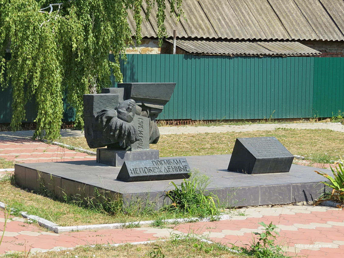 Памятный знак на месте казни комсосольцев-подпольщиков