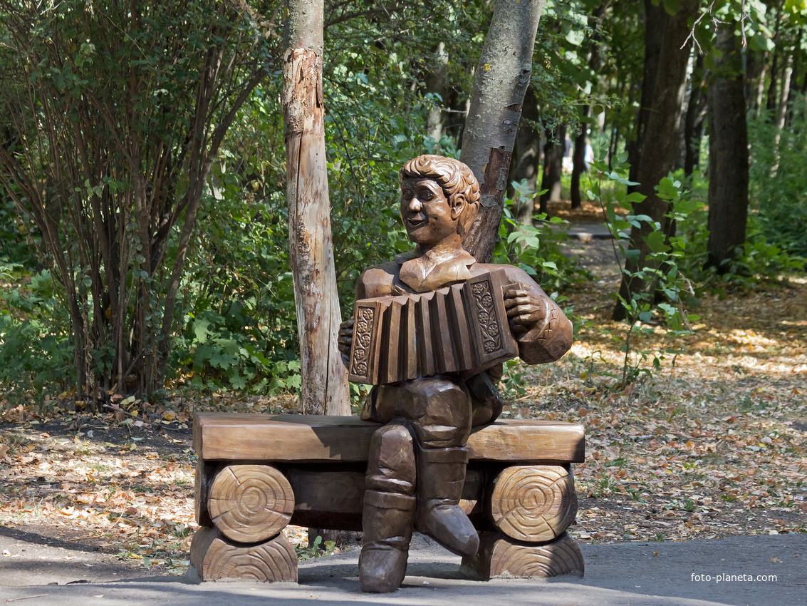 Деревянная скульптура в Парке Победы