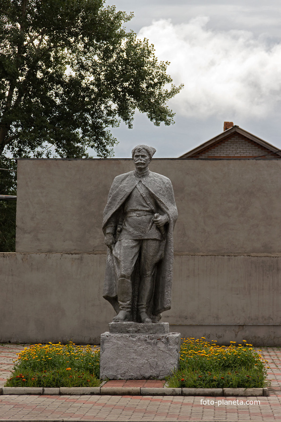 Памятник Красному командиру