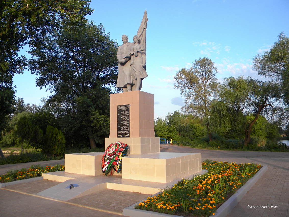Памятник на братской могиле 17 воинов Советской Армии,