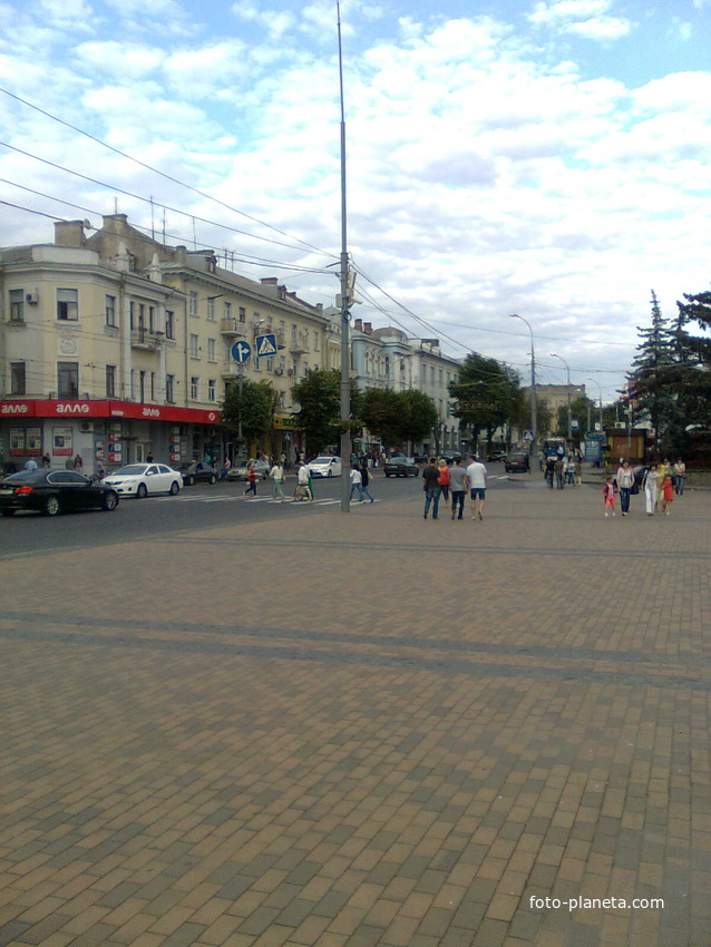 Вид на ул. Соборную(направо) с площади перед Горсоветом