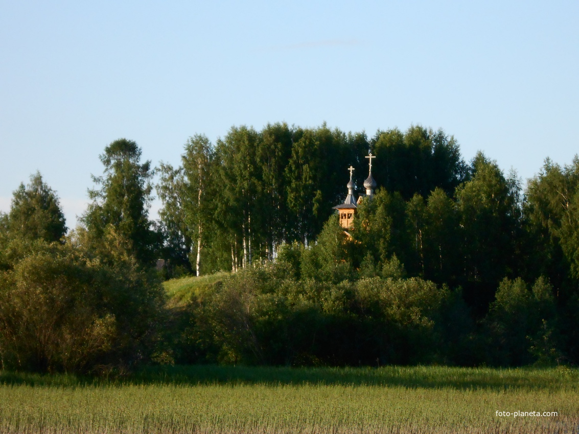 Вид с реки на Покровскую церковь