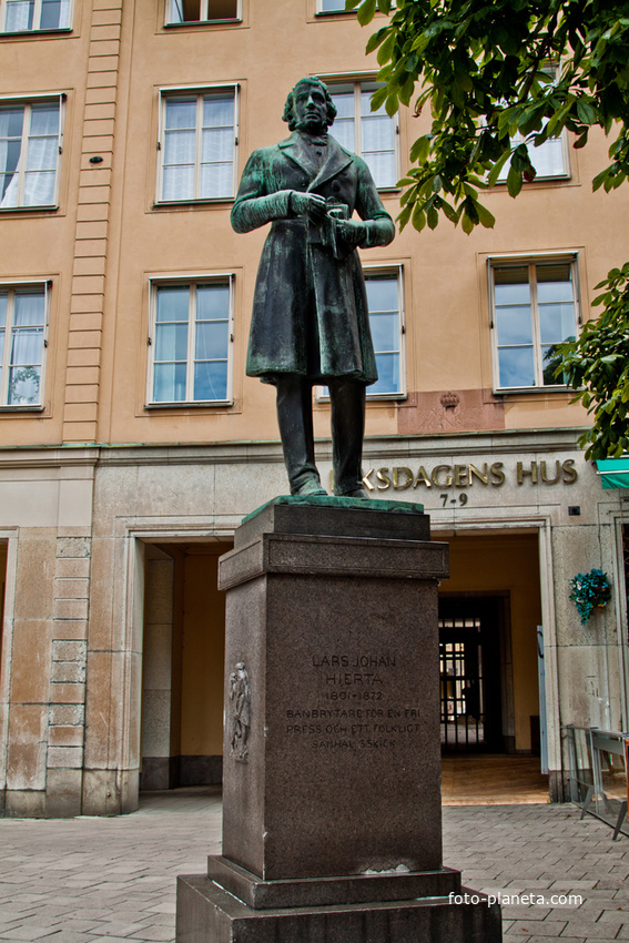 Памятник Ларсу Йохану Хиерта