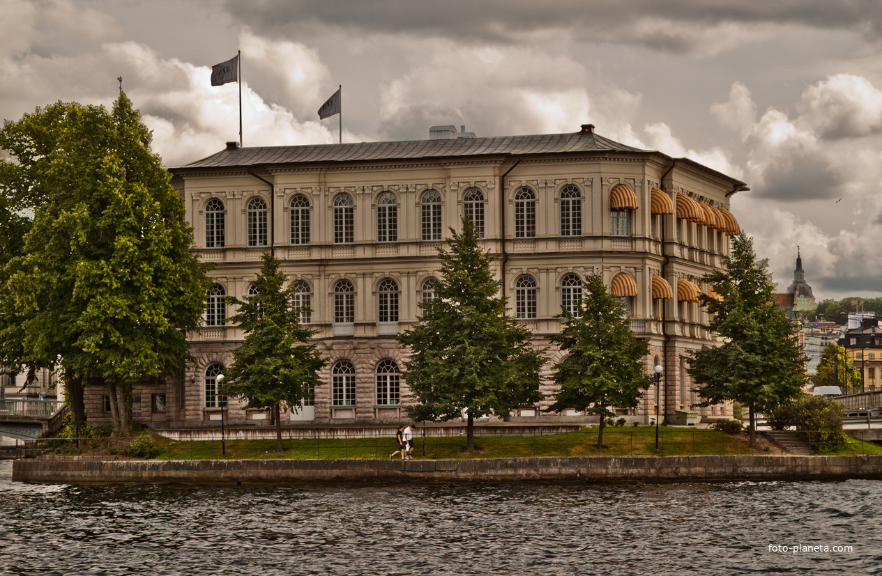 Здание штаб-квартиры Международного института демократии