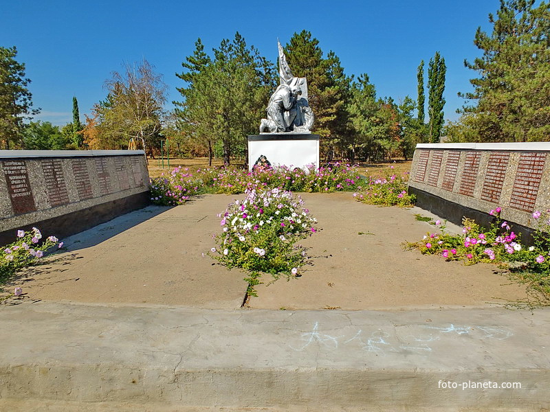 Мемориал- братская могила в сквере у ДК