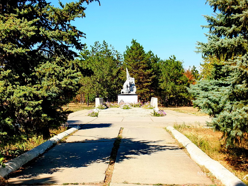 Мемориал- братская могила в сквере у ДК