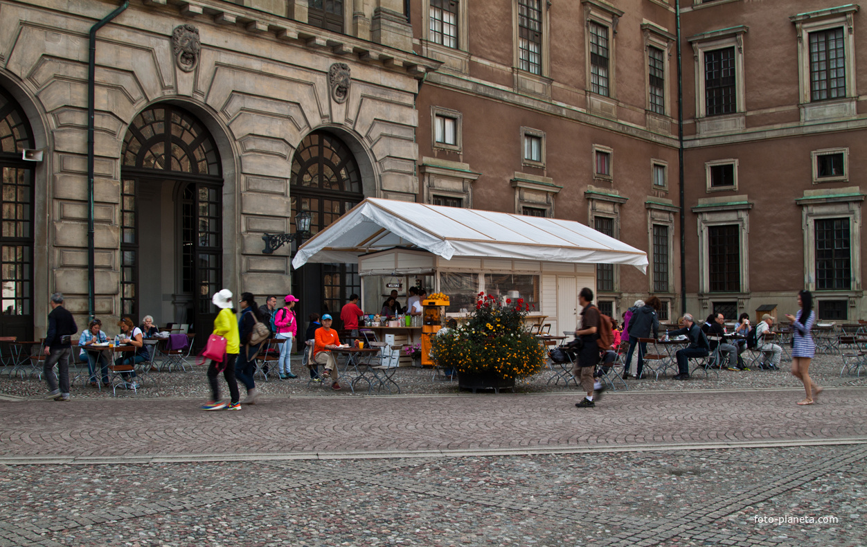 Возле Королевского дворца