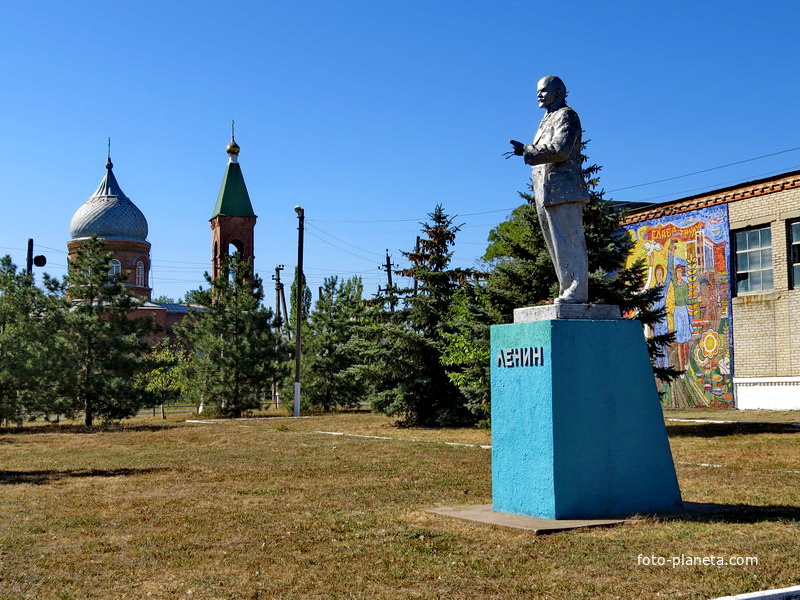 Церковь,памятник и Дом Культуры