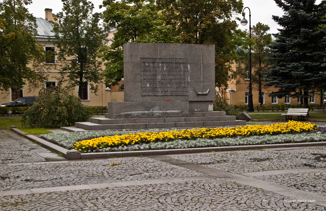 Памятник морякам-подводникам
