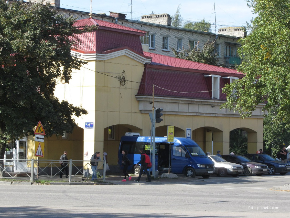 напротив автовокзала