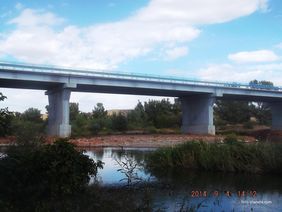 Река Илек под автомобильным мостом.