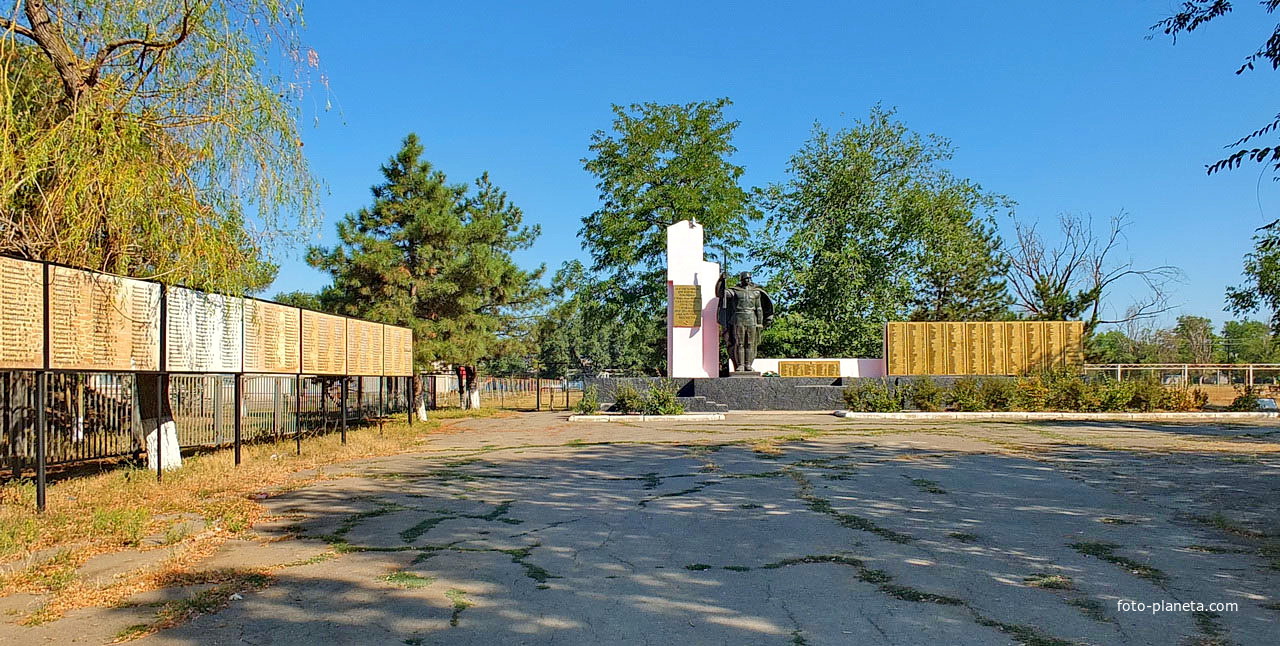 площадь перед мемориалом