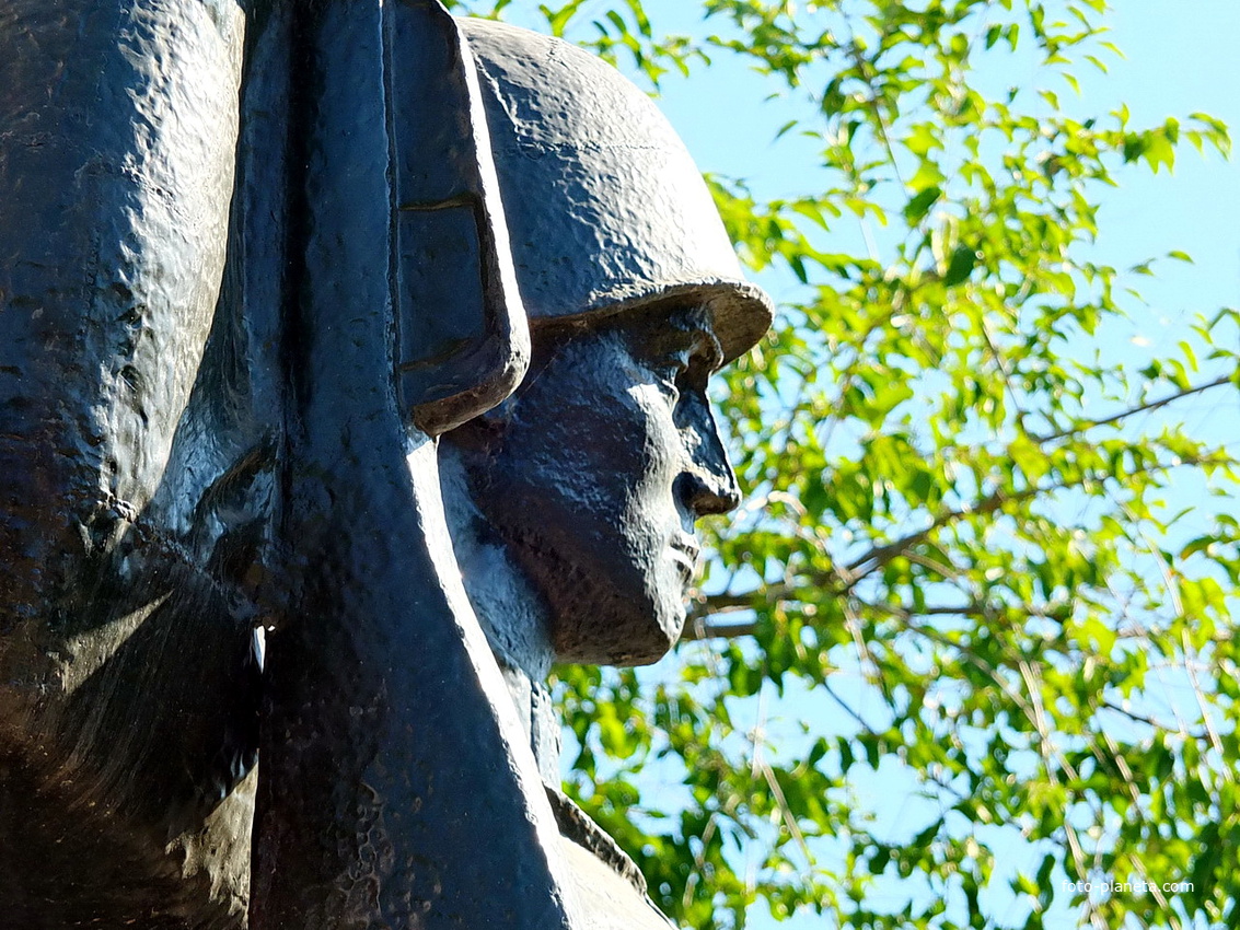 Фрагмент памятника павшим воинам ВОВ