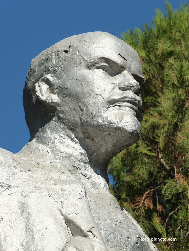Памятник Ленину -бюст