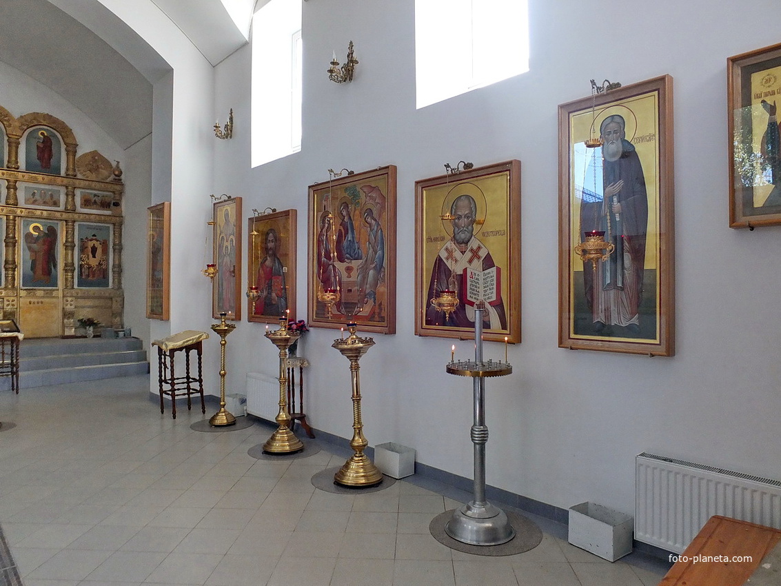 Внутреннее убранство Покровского храма- левая сторона