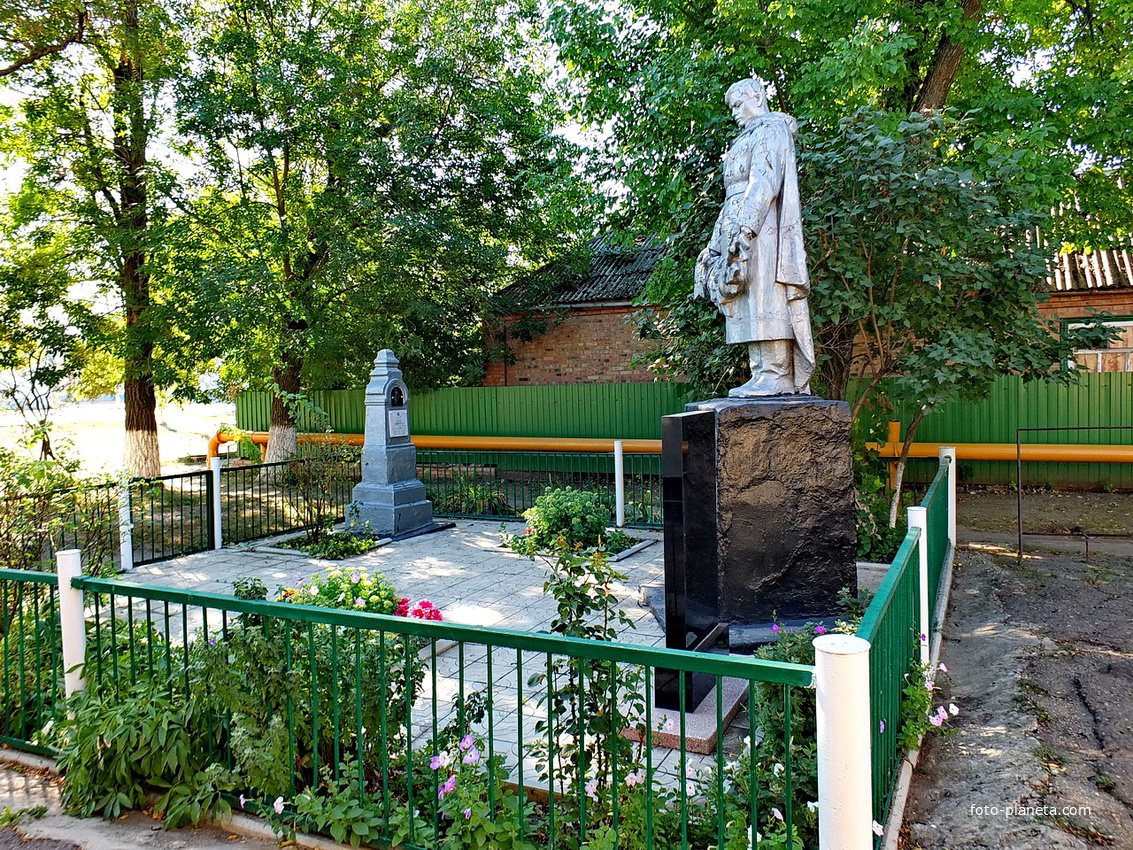 Мемориал павшим воинам-односельчанам в ВОВ и братская могила воинов ВОВ
