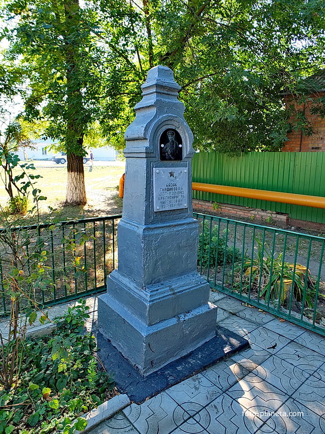 Мемориал павшим воинам-односельчанам в ВОВ и братская могила воинов ВОВ -стела