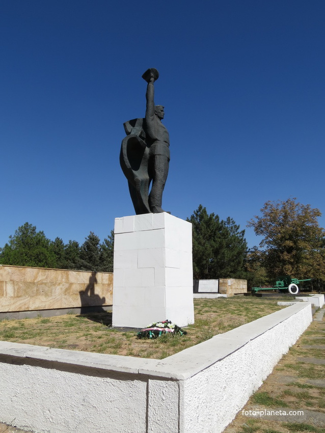Памятник павшим воинам в ВОВ на мемориале